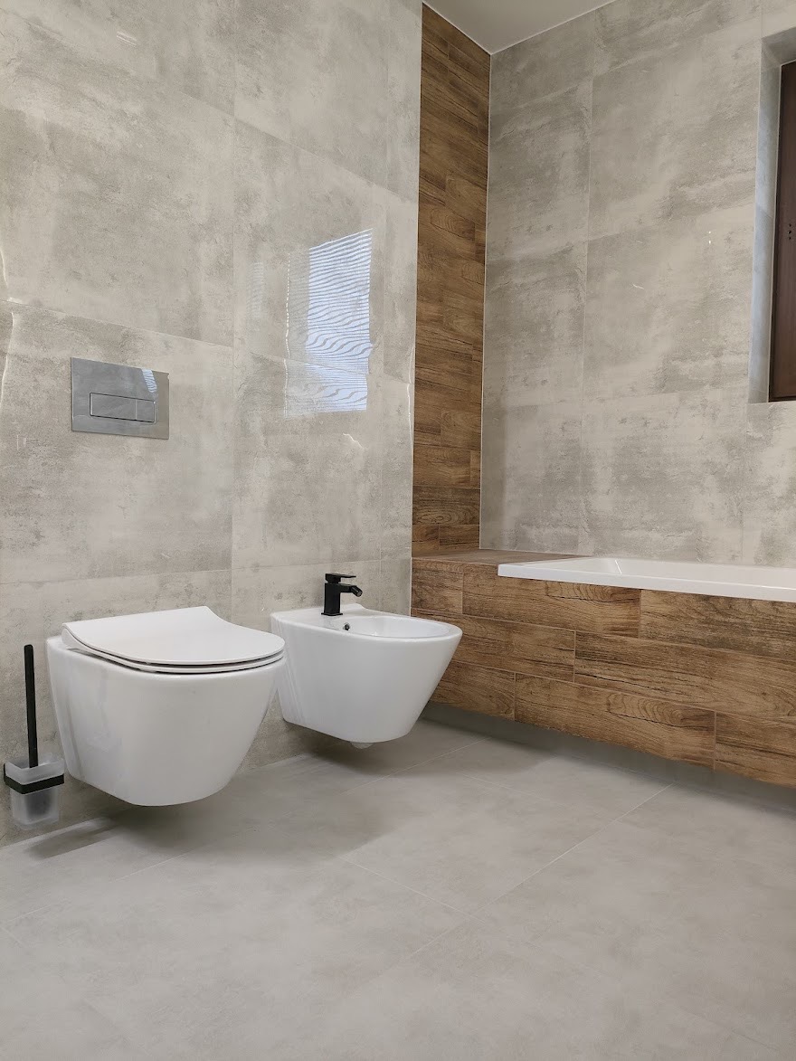 Elegancka łazienka z zabudowaną wanną i ceramiką