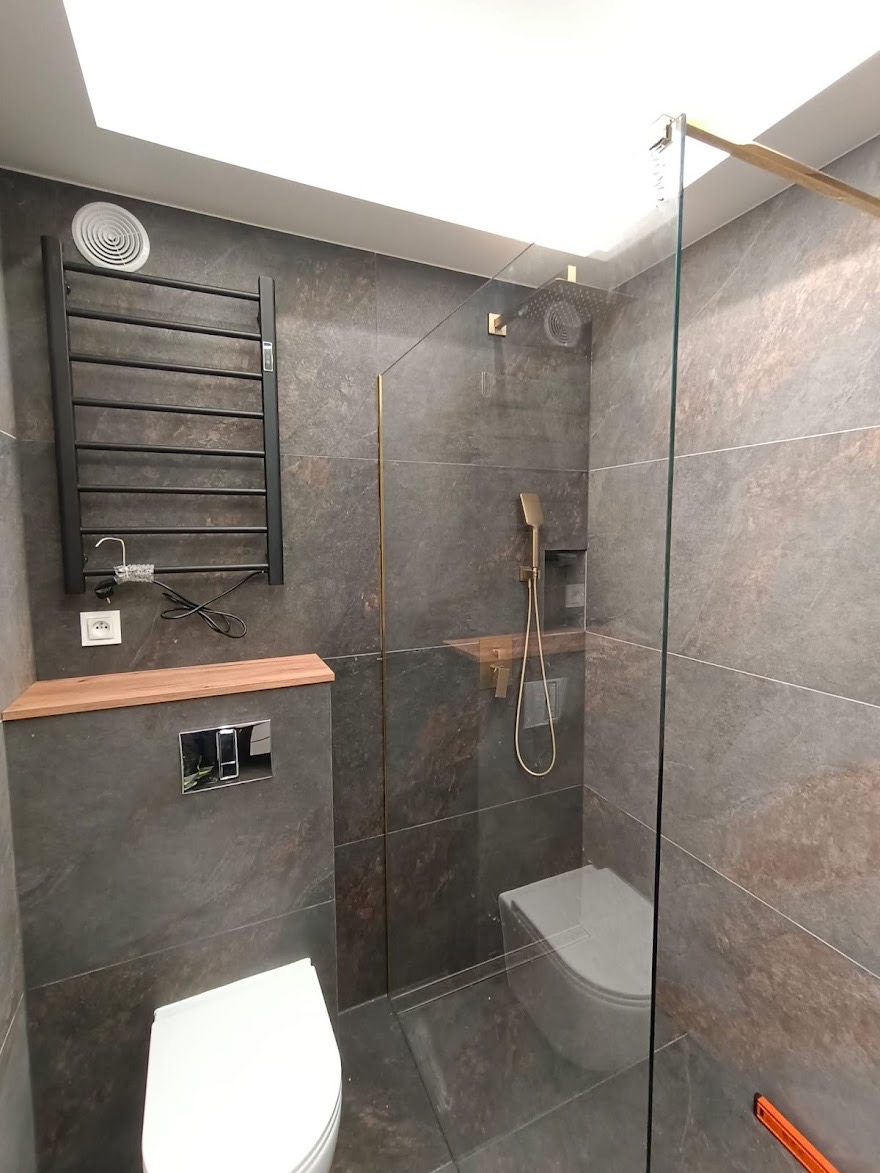 Prysznic walk-in w ciemnoszarych płytkach